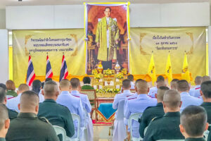 พิธีทำบุญตักบาตรและวางพวงมาลา น้อมรำลึกในพระมหากรุณาธิคุณ “ในหลวงรัชกาลที่ 9”